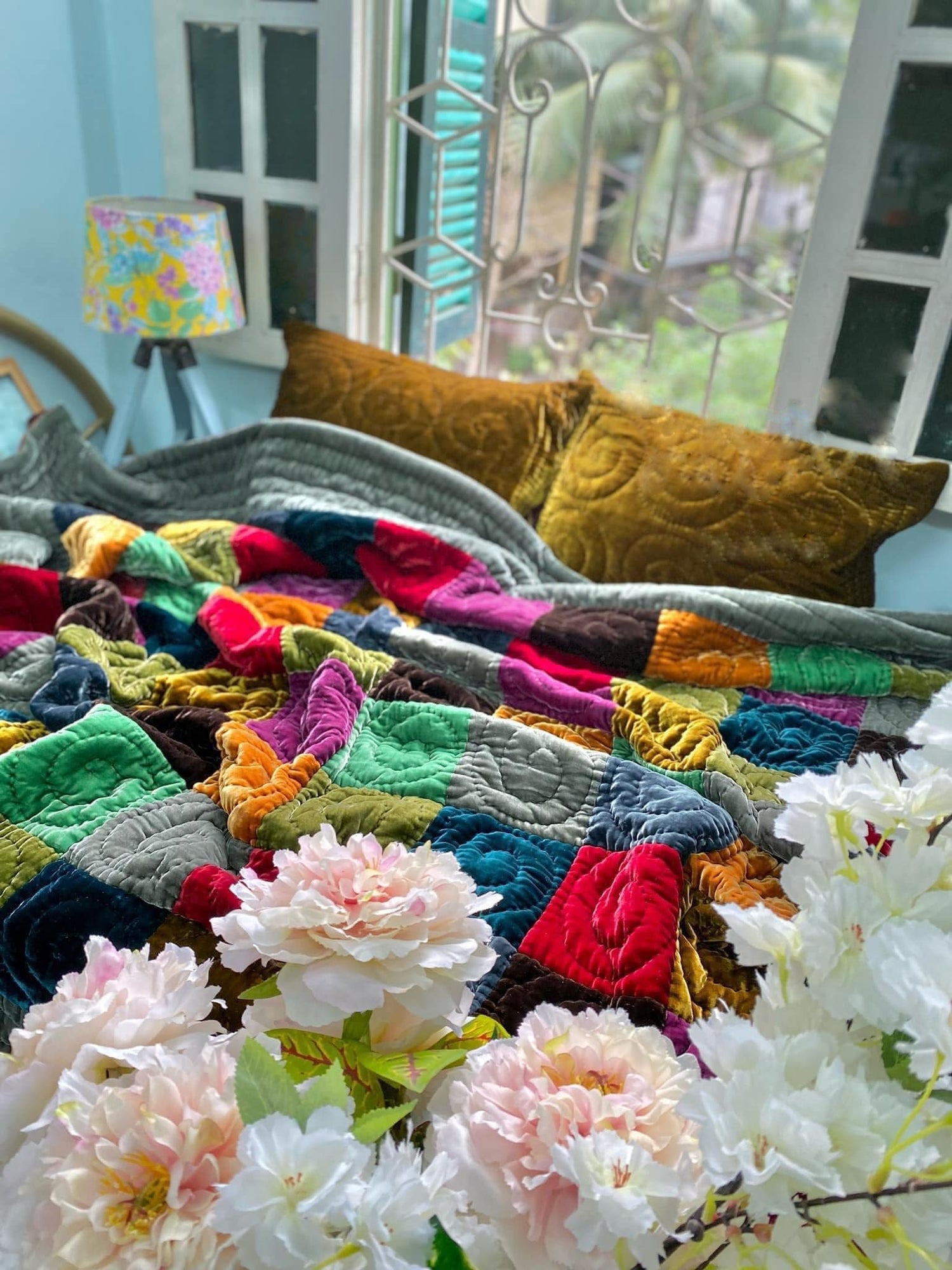 POUCHES SILK VELVET BLANKET